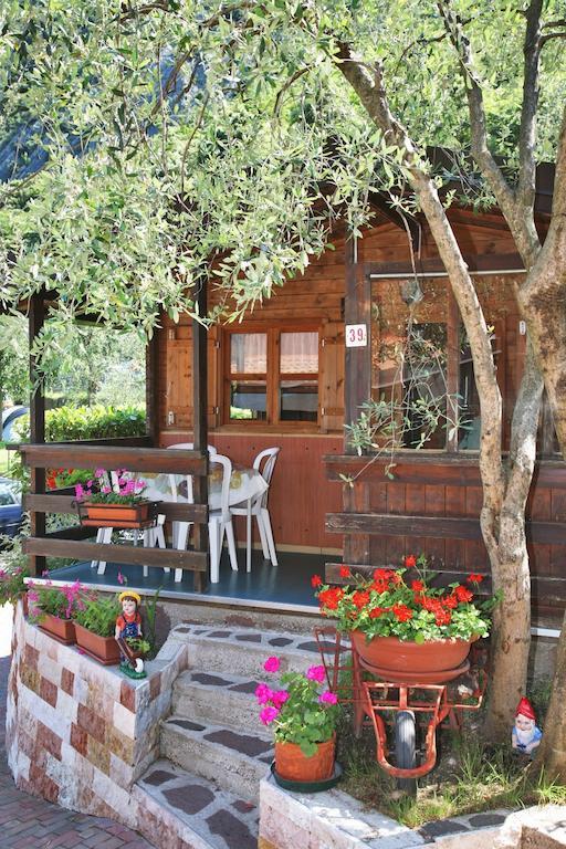 מאלצ'סינה Camping Alpino - Nature Village חדר תמונה